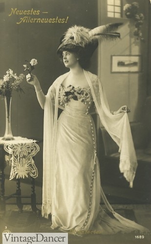 1910 gown with shawl