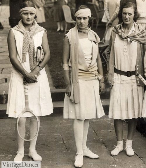 Often during the early years of the 1920s, belts were worn with sporting attire.