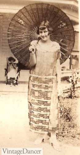 1920s parasol fashion women