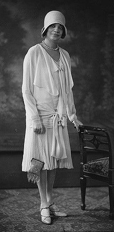 1920s purse, A lovely afternoon frock paired with a mesh handbag