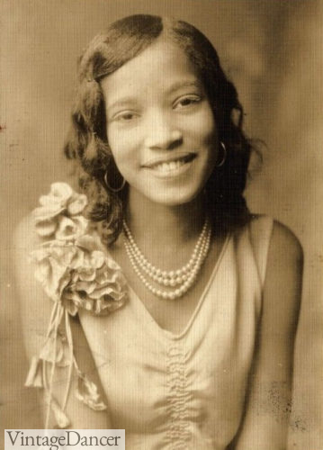 1920s African American teen ager hairLong, loose curls