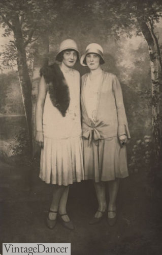 1920s photo women dresses hats and fur stole