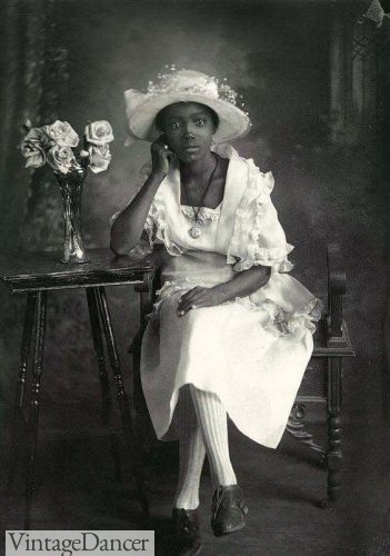 1921 white brimmed hat with flowers