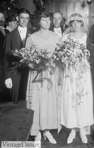 1922 brides and bridesmaids had large bouquets