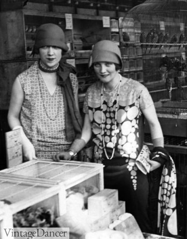 1920s flapper history. 1925 long necklaces for these fashionable ladies