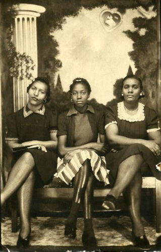 1930ss stockings black women. Ladies with dark skin tones choose one shade darker or lighter than their natural skin tone for most of the 1930s.
