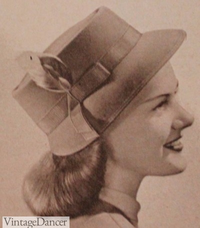 1940S LADIES BOTTLE GREEN FELT HAT WITH GREEN & BEIGE BOW DECORATION 