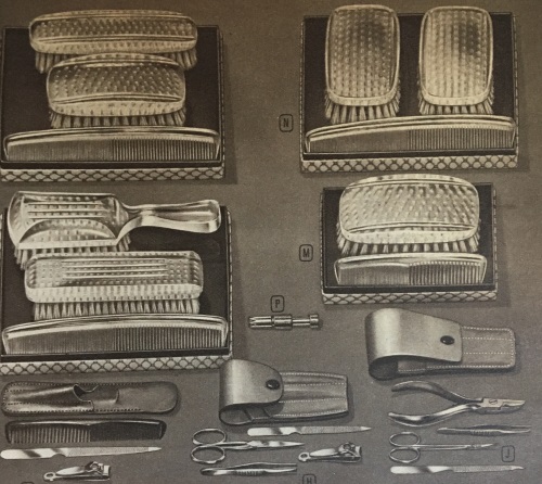 1944 men's combs, brushes and manicure sets