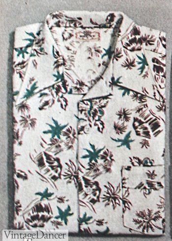 1940s mens Hawaiian Aloha shirt, tropical print sport shirt, tiki shirt. 1947