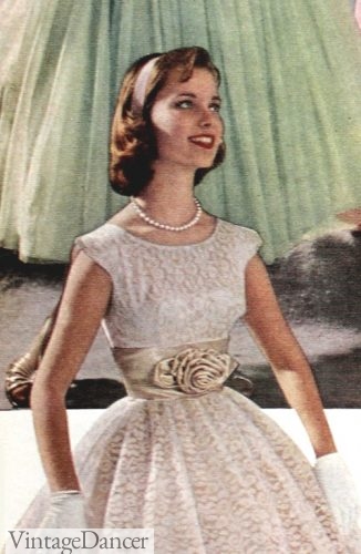 1950s prom jewelry - 1959 simple pearl stand