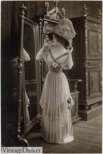 1910 Dress, still popular in 1912.