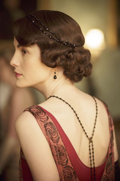 Mary Crawley wers beads wrapped around her hair