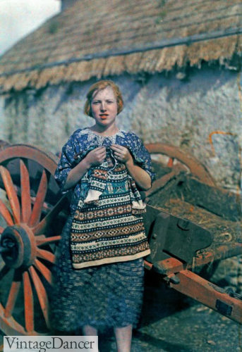 1927 a woman knits a Shetland sweater at VintageDancer