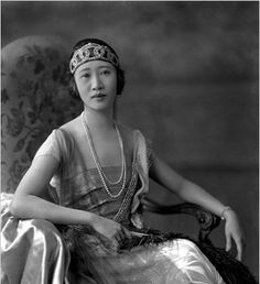 Oei Hui Lana Chinese diplomat’s wife wears a tiara style headband