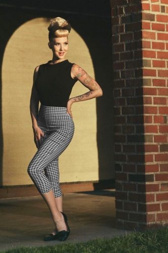 Gingham pants and sleeveless knit top oozes Marilyn Monroe style.