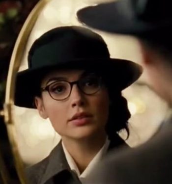 Wonder Woman Diana blue hat and eyeglasses worn in London 1918 WW1