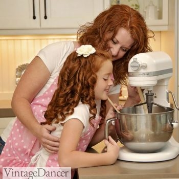 Vintage family photo idea: Baking some cookies in vintage aprons 