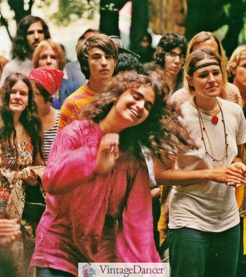 60s hippies : A group of hippie women in various hippie styles pose and smile for the camera at VintageDancer